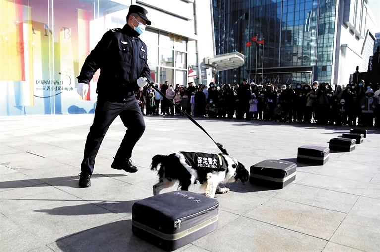 庆祝第六个中国人民警察节 警...